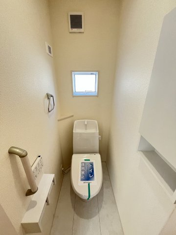 【トイレ】 | 福岡市東区高美台3丁目2期　2号棟（全2棟）【仲介手数料無料・0円】 | 現地写真。2階にもトイレです。