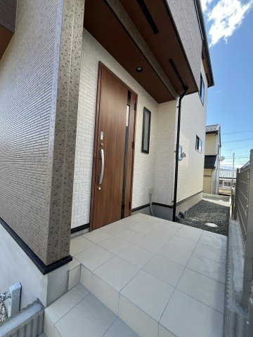 【玄関】 | 福岡市東区高美台3丁目2期　2号棟（全2棟）【仲介手数料無料・0円】 | 現地写真。