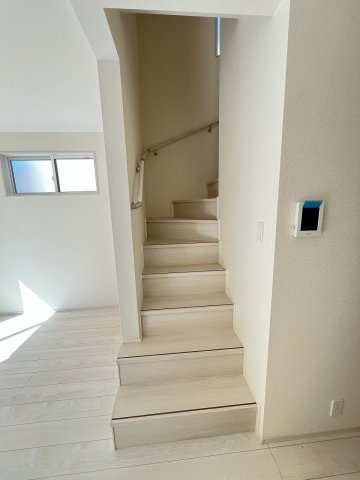 【内装】 | 福岡市東区高美台3丁目2期　2号棟（全2棟）【仲介手数料無料・0円】 | 現地写真。2階へ上がる階段です。手摺もついて安全ですね。