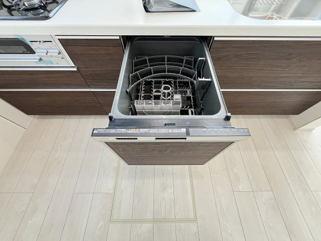 【キッチン】 | 福岡市東区高美台3丁目2期　2号棟（全2棟）【仲介手数料無料・0円】 | 現地写真。食洗器が付いてます。