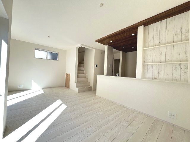 【居間・リビング】 | 福岡市東区高美台3丁目2期　2号棟（全2棟）【仲介手数料無料・0円】 | 現地写真。リビングです。