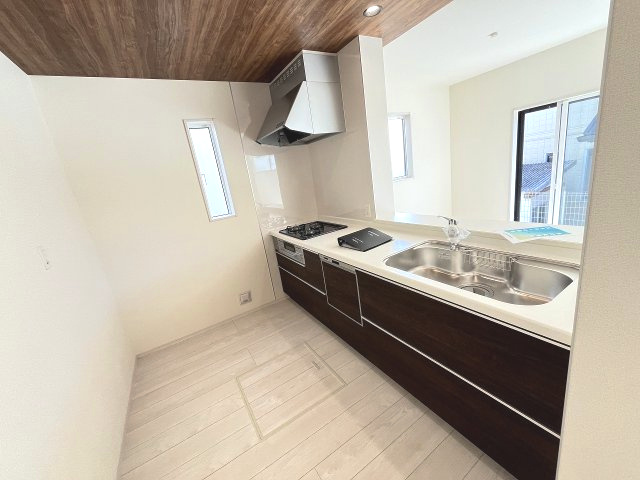【キッチン】 | 福岡市東区高美台3丁目2期　2号棟（全2棟）【仲介手数料無料・0円】 | 現地写真。