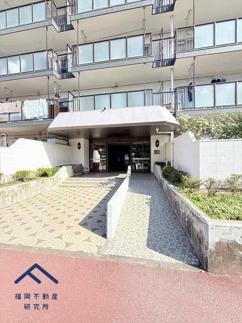 ローレルハイツ南福岡三号棟のエントランス