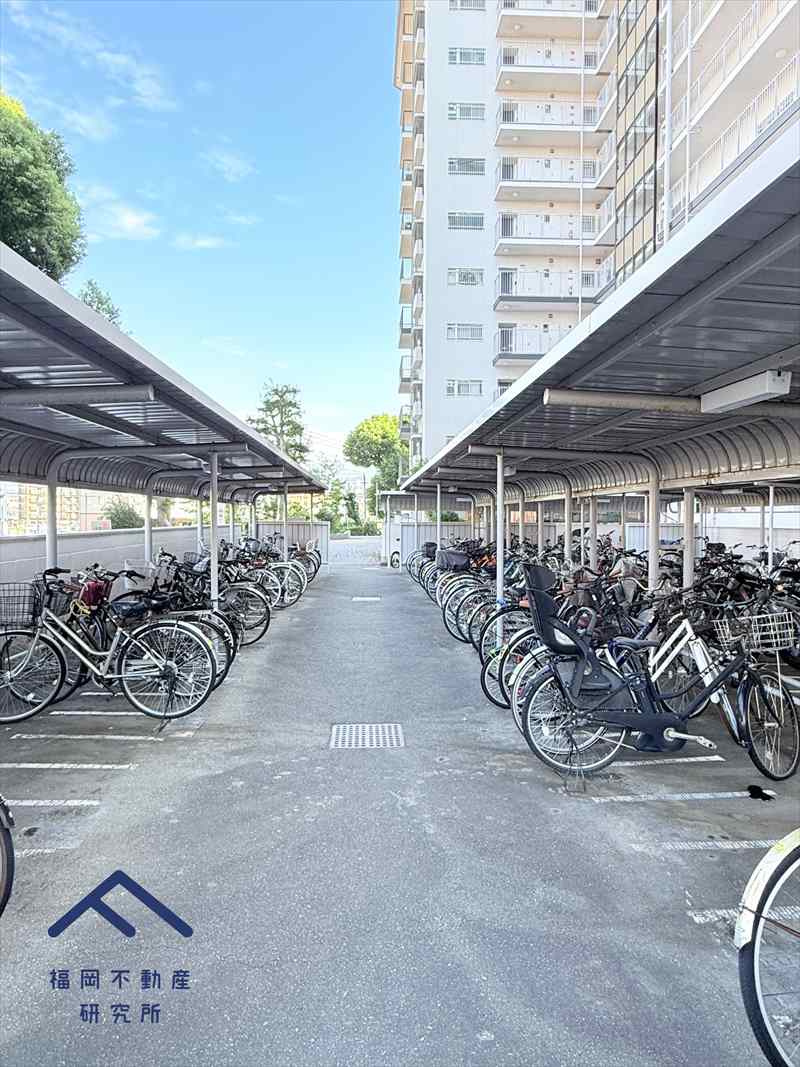 ローレルハイツ南福岡三号棟の駐車場