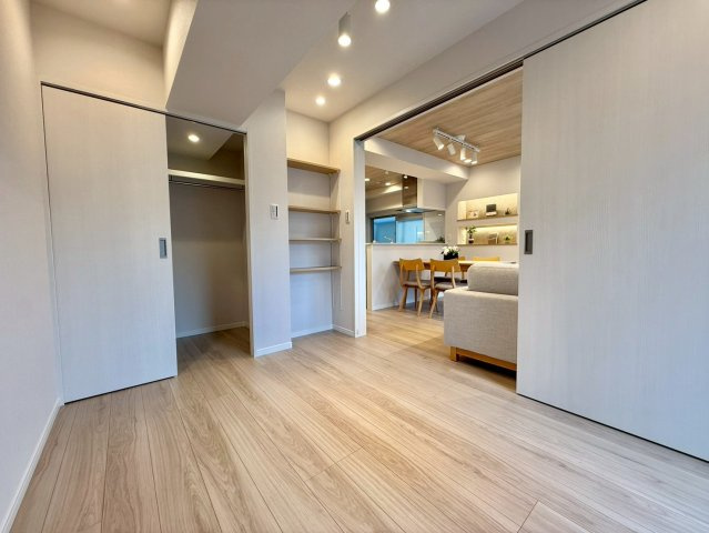 ベルディ早稲田東の洋室|リビング横の居室はリビングルームと一体に使用して16.1帖の広々リビングに！

現地ご見学希望・資料請求などお気軽にお問い合わせ下さい！
03-5990-5201