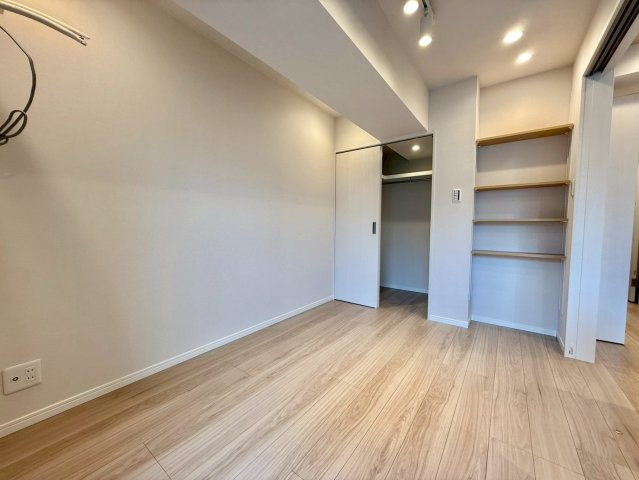 ベルディ早稲田東の洋室|明るいお部屋はそれだけで気分が晴れやかになりますね！

現地ご見学希望・資料請求などお気軽にお問い合わせ下さい！
03-5990-5201