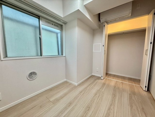 ベルディ早稲田東の洋室|部屋収納もバッチリです！見せる収納も流行っていますが、やはり見せない収納も大切ですね。

現地ご見学希望・資料請求などお気軽にお問い合わせ下さい！
03-5990-5201