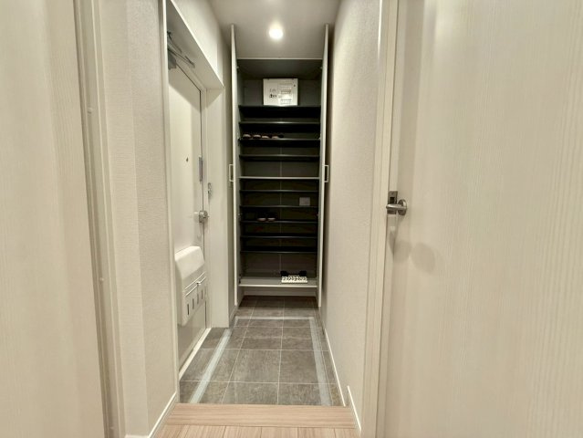 ベルディ早稲田東の玄関|玄関横にはシューズボックスがついているため、片付いた玄関がキープできます！

現地ご見学希望・資料請求などお気軽にお問い合わせ下さい！
03-5990-5201