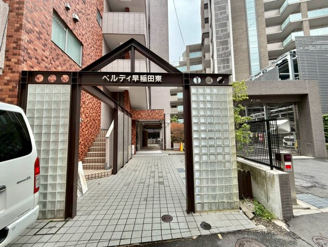 ベルディ早稲田東の外観|広々としたエントランスアプローチ！

現地ご見学希望・資料請求などお気軽にお問い合わせ下さい！
03-5990-5201