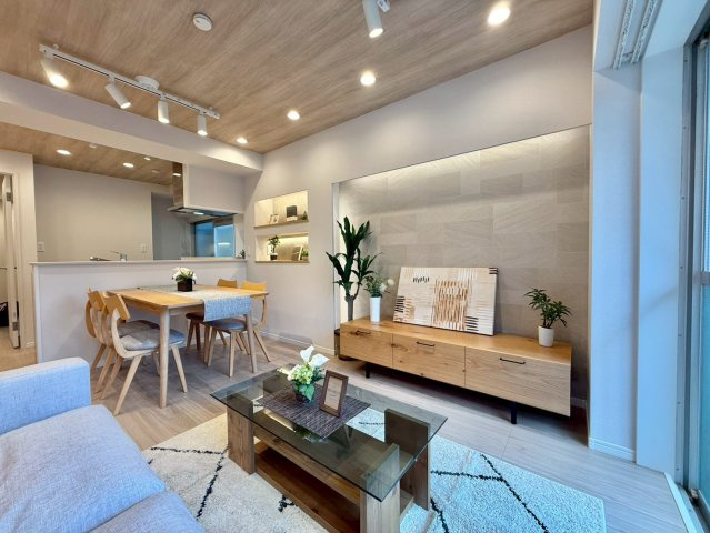 ベルディ早稲田東の居間・リビング|南東向きの窓から、お日様の光をたっぷり取りこめるリビングでゆったりと過ごせます。

現地ご見学希望・資料請求などお気軽にお問い合わせ下さい！
03-5990-5201