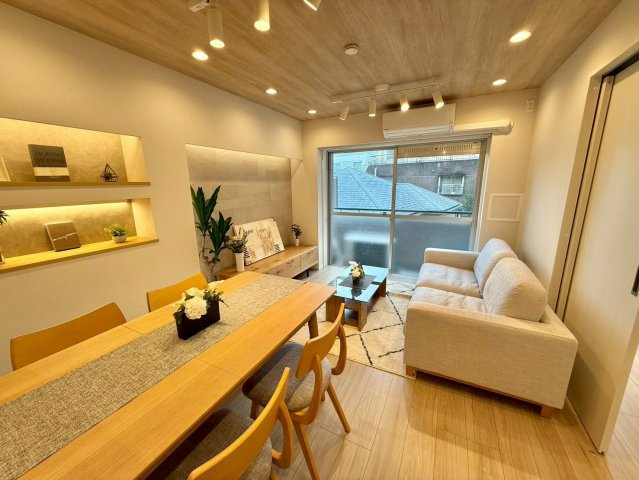 ベルディ早稲田東の居間・リビング|のびやかに広がるリビングは、一年を通して爽やかな光と風に癒される家族のなごみ空間。

現地ご見学希望・資料請求などお気軽にお問い合わせ下さい！
03-5990-5201