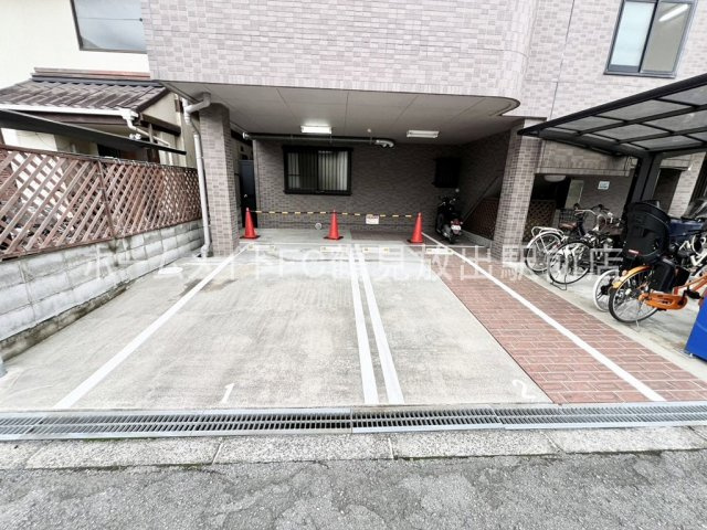 レジスコート今津中の駐車場