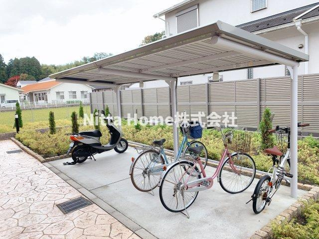 サングレイスのエントランス|屋根付きの駐輪場は無料です！