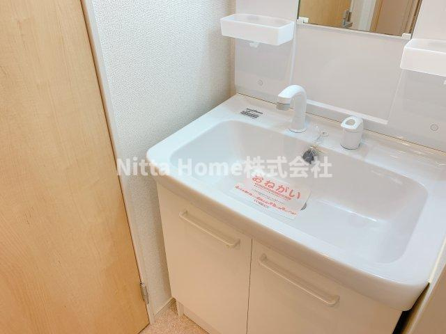 サングレイスの洗面所|シャワー付き洗面台で毎朝の身支度も快適に♪