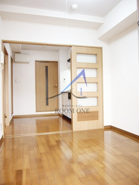 ルーブル駒沢大学の居間・リビング|洋室のお部屋です。