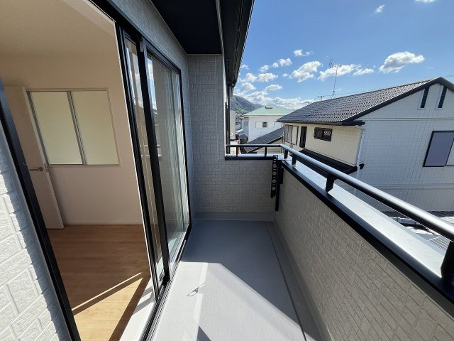 【バルコニー】 | 福岡市東区高美台3丁目2期　1号棟（全2棟）【仲介手数料無料・0円】 | 現地写真。