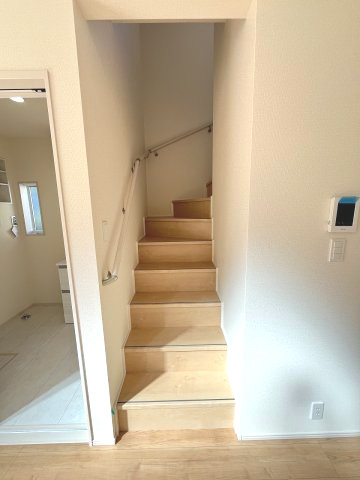【内装】 | 福岡市東区高美台3丁目2期　1号棟（全2棟）【仲介手数料無料・0円】 | 現地写真。2階へ上がる階段です。手摺もついて安全ですね。
