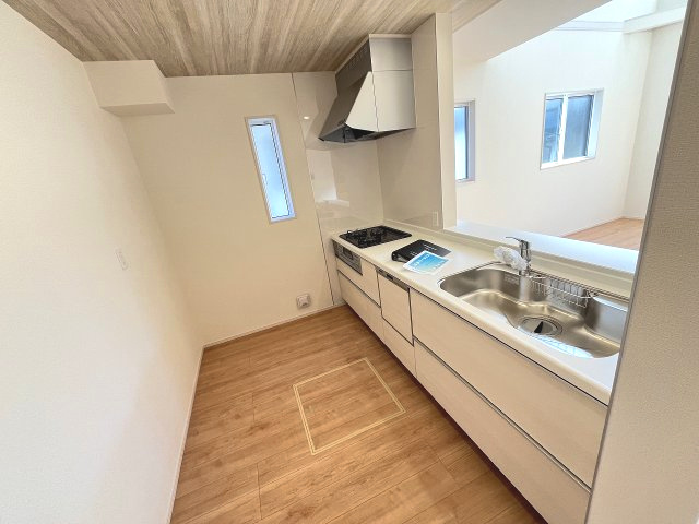 【キッチン】 | 福岡市東区高美台3丁目2期　1号棟（全2棟）【仲介手数料無料・0円】 | 現地写真。