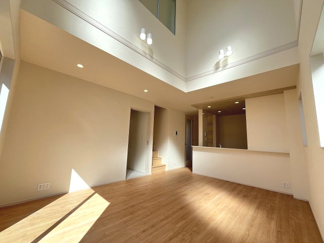 【居間・リビング】 | 福岡市東区高美台3丁目2期　1号棟（全2棟）【仲介手数料無料・0円】 | 現地写真。リビングです。