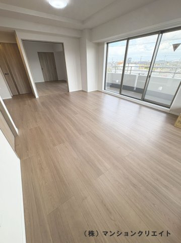 ビブレ高木（分譲ガレージ付き）の居間・リビング