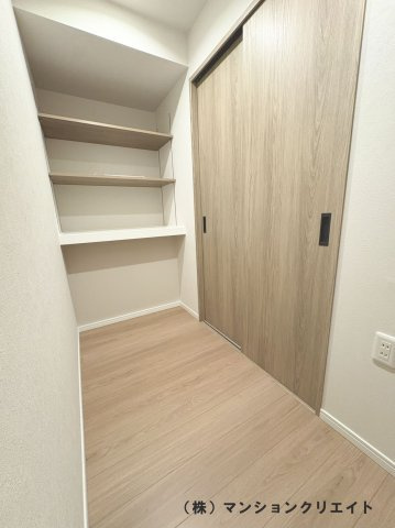 ビブレ高木（分譲ガレージ付き）の収納|洋室7.9帖
ウォークイン