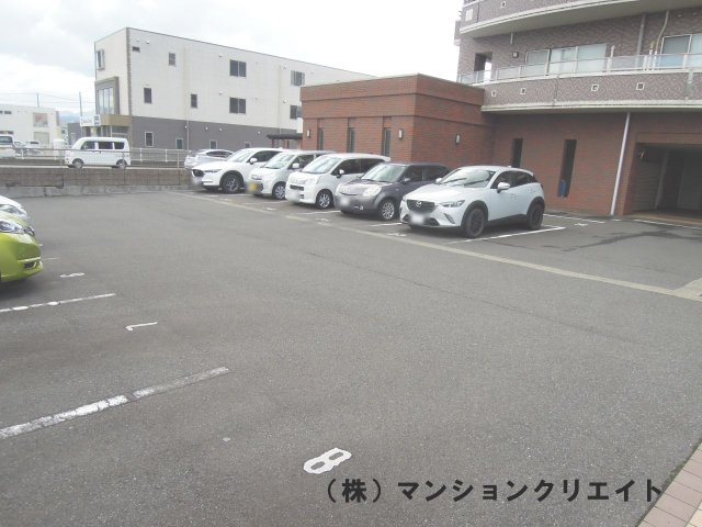 ビブレ高木（分譲ガレージ付き）の駐車場