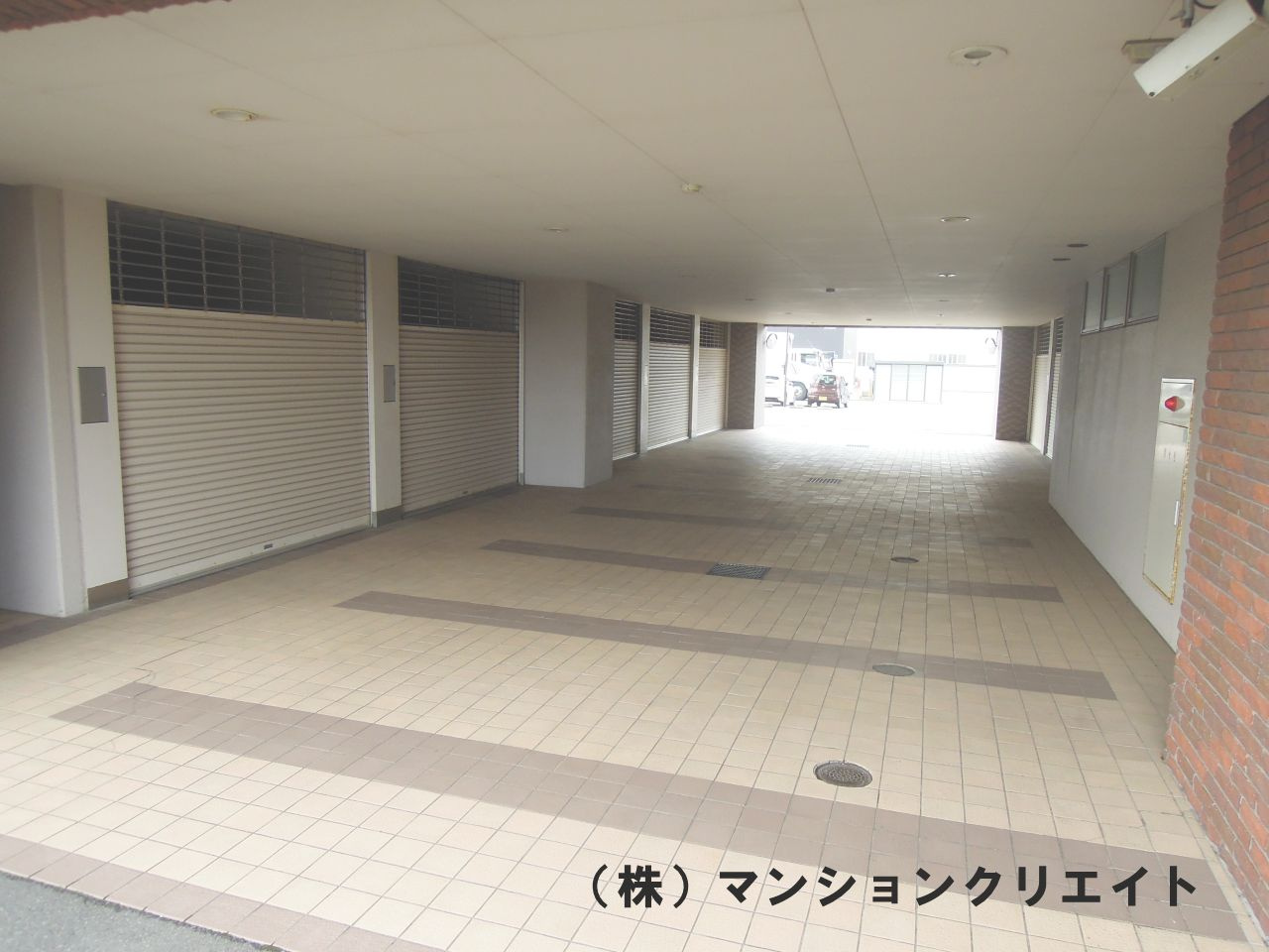 ビブレ高木（分譲ガレージ付き）の駐車場|ガレージ付き