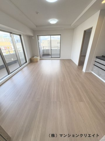 ビブレ高木（分譲ガレージ付き）の居間・リビング