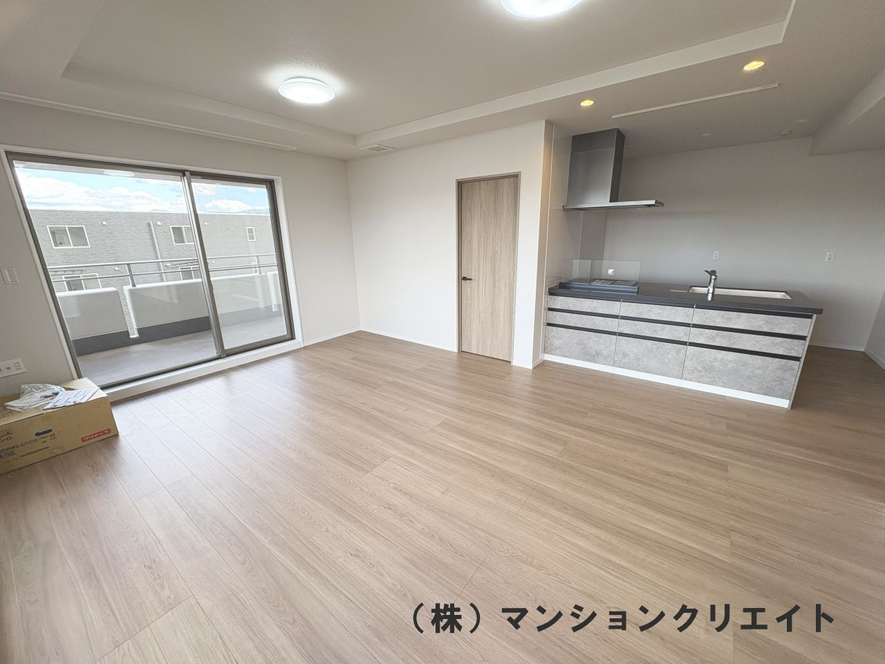 ビブレ高木（分譲ガレージ付き）の居間・リビング