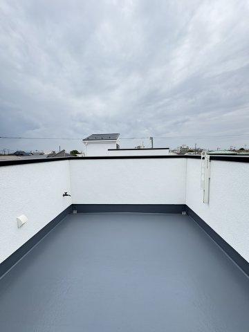 SEA & SUNLIGHT LIVING ― 本鵠沼リゾートハウス C棟 ―のバルコニー