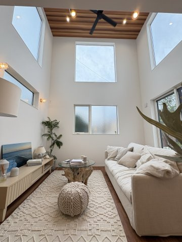 SEA & SUNLIGHT LIVING ― 本鵠沼リゾートハウス C棟 ―の居間・リビング