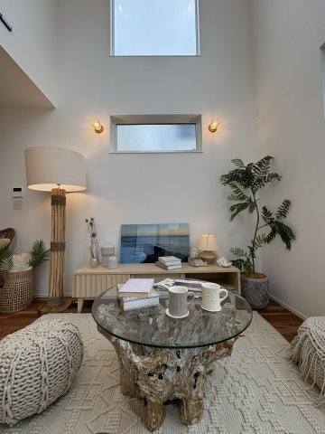 SEA & SUNLIGHT LIVING ― 本鵠沼リゾートハウス C棟 ―の居間・リビング