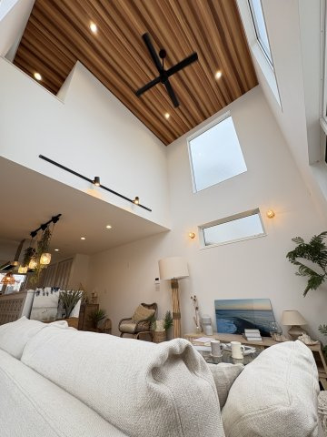 SEA & SUNLIGHT LIVING ― 本鵠沼リゾートハウス C棟 ―の居間・リビング