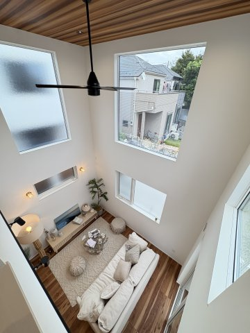 SEA & SUNLIGHT LIVING ― 本鵠沼リゾートハウス C棟 ―の居間・リビング