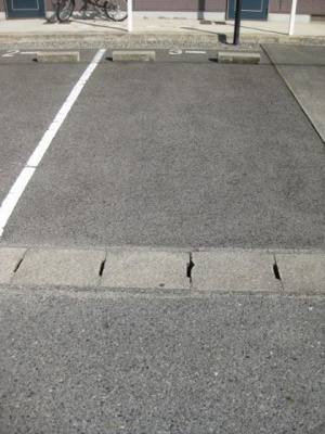 【駐車場】 | Ｃｏｎｇｒａｔｕｌａｔｉｏｎ寿 | 駐車場があるので、車を買う予定の方も安心です