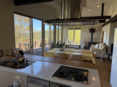 【キッチン】 | 富貴の平中古別荘 | 素敵な薪ストーブ（写真奥）があります！