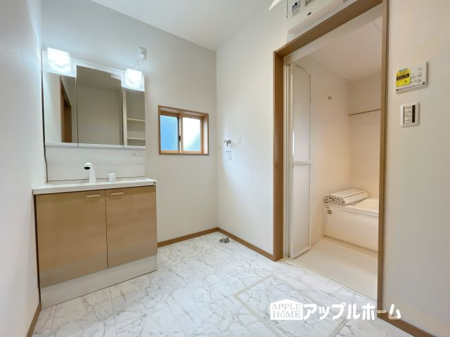 【新築平屋戸建】深谷市荒川 第1期 の独立洗面台|暮らしを快適にする三面鏡仕様の洗面化粧台。収納力と機能性に優れた使いやすい設備で、忙しい朝の身支度もスムーズに♪