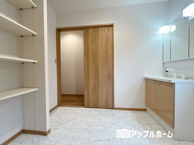 【新築平屋戸建】深谷市荒川 第1期 の独立洗面台|ゆとりの洗面スペースで朝の身支度も快適スムーズに。３面鏡で髪のセットやお化粧もストレスなくこなせ、朝から気分良く通勤通学に向かえそうですね！鏡の裏にはたっぷりと収納スペースを標準装備