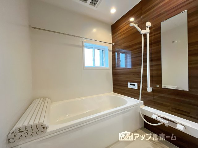 【新築平屋戸建】深谷市荒川 第1期 の浴室|窓付きのバスルームは、採光もあり明るく気持ちの良い空間です。窓があることで、換気環境も良好。掃除もスムーズに出来ます