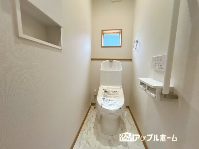 【新築平屋戸建】深谷市荒川 第1期 のトイレ|温水洗浄器付き便座を標準装備してます♪窓付きで明るく、快適空間となっております。毎日使う場所だからこその配慮です。