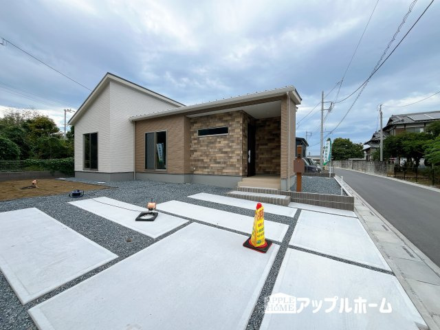 【新築平屋戸建】深谷市荒川 第1期 の前面道路含む現地写真|駐車場は並列駐車２台分☆来客時も安心です♪セカンドカー用にもお使いいただけます。