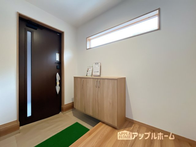 【新築平屋戸建】深谷市荒川 第1期 の玄関|ガラススリットの入った玄関ドアは室内に光を届けてくれる大事な存在です。