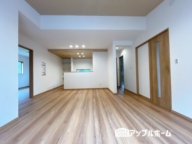 【新築平屋戸建】深谷市荒川 第1期 の居間・リビング|広々リビング×対面キッチンで家族の会話も弾みます♪家族団らんの秘訣は間取りにあり☆夢のマイホームを一緒に叶えましょう！