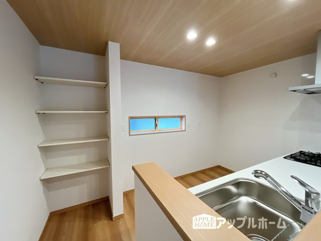 【新築平屋戸建】深谷市荒川 第1期 のキッチン|キッチン脇のパントリースペース