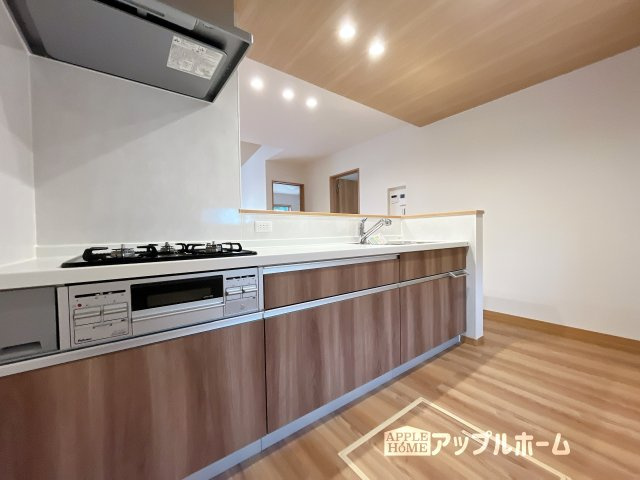 【新築平屋戸建】深谷市荒川 第1期 のキッチン|対面式キッチンは、家族のコミュニケーションを育み、子育て家族にも好適なプラン！リビングで寛ぐご家族をいつも感じられます♪会話を楽しみながら家事ができ、小さいお子様がいても安心です！