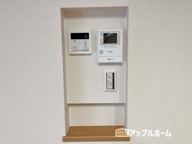 【新築平屋戸建】深谷市荒川 第1期 のその他|キッチン近くにある給湯リモコンには、お料理の最中でもリビングでくつろいでいる中でもボタンひとつで簡単に沸かせて便利ですね。