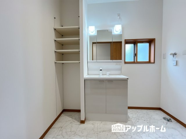 【新築戸建】深谷市荒川 第1期 の独立洗面台|ゆとりの洗面スペースで朝の身支度も快適スムーズに。３面鏡で髪のセットやお化粧もストレスなくこなせ、朝から気分良く通勤通学に向かえそうですね！鏡の裏にはたっぷりと収納スペースを標準装備