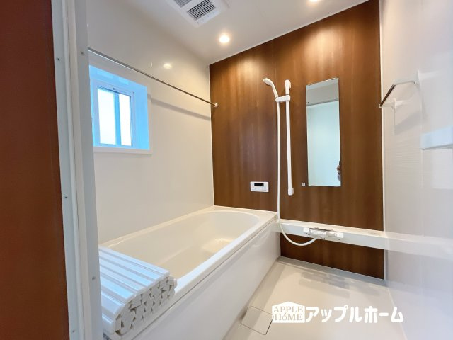 【新築戸建】深谷市荒川 第1期 の浴室|窓付きのバスルームは、採光もあり明るく気持ちの良い空間です。窓があることで、換気環境も良好。掃除もスムーズに出来ます