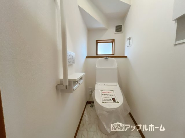 【新築戸建】深谷市荒川 第1期 のトイレ|温水洗浄器付き便座を標準装備してます♪窓付きで明るく、快適空間となっております。毎日使う場所だからこその配慮です。