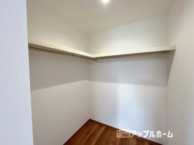 【新築戸建】深谷市荒川 第1期 の収納|お洋服を大切にされる方に大変喜ばれる、ウォークインクローゼット。お洋服以外にも掃除機やスーツケースなどを一箇所に集約できるのは魅力ですね！扉が一箇所ですので、お部屋の見た目にもスッキリ！